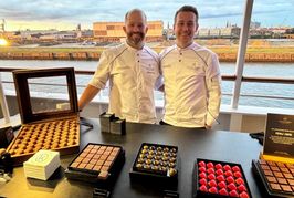 Produktionsleiter Sebastian Bator und Chocolatier Meister Kevin Kugel versüßen den Hamburger Abend.